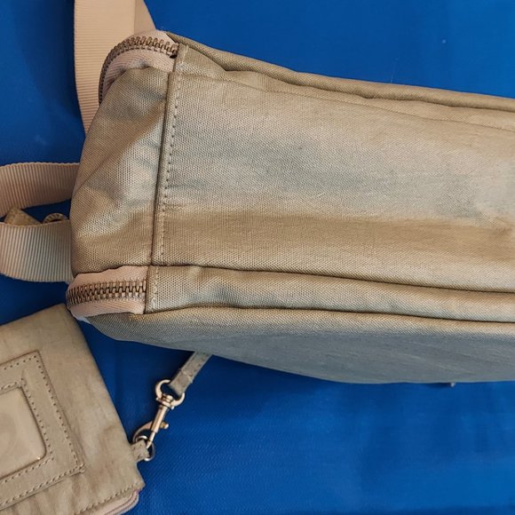 Baggallini Women’s Day-to-Day Crossbody Bag (Silver/light Grey Tone Color) - Picture 10 of 16